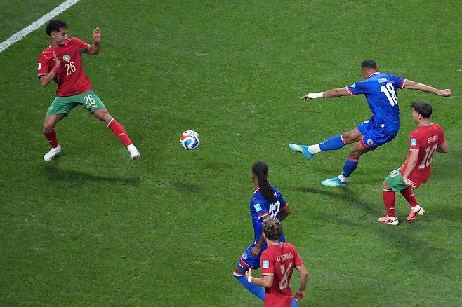 FIFA 83위 반란 일어나는 줄 알았다…모로코, 2번 끌려가고도 집념의 역전승, 32G 무패→32강행 확정 [월드컵 REVIEW]