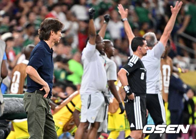 “홍명보 감독 당장 잘라라!” 분노한 축구팬들…”32강 가도 차라리 감독 없는게 낫다”