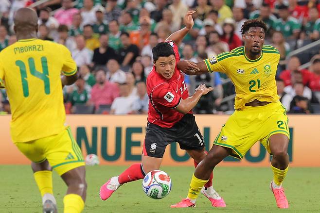 한국 패배 인터뷰 중 남아공 승리 자축에…황인범