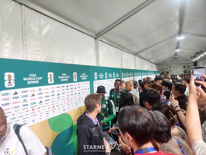 '참담' 홍명보호, 경기장 밖 '남아공 선수단 도발' 당했다... 황인범까지 분노 '도대체 무슨 일이' [월드컵 현장 이슈]
