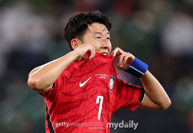 하늘이 돕는다! 홍명보호 '남아공전 패배'에도 32강행 유력...1티어 매체