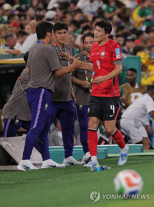 홍명보 감독과 충돌?… 벤치 향한 김민재 항의, 내부 분열 시작됐나