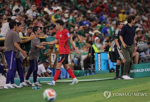 홍명보 감독과 충돌?… 벤치 향한 김민재 항의, 내부 분열 시작됐나