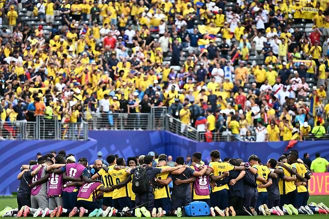 '한국 축구에 치명타' 날리고 국경일 선포!…