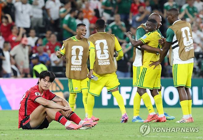 '한국 축구에 치명타' 날리고 국경일 선포!…