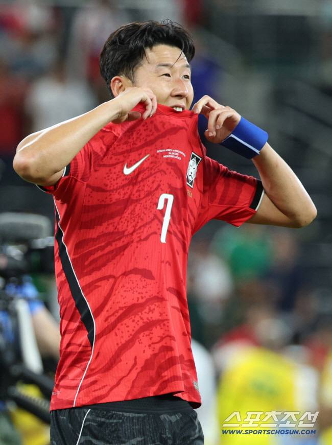 [월드컵 리뷰] '탈락 위기' 대한민국 죽다 살아났다, 스페인이 살려줬다...우루과이 1-0 제압, 32강 가능성 폭등