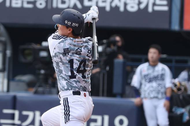 'KIA 비디오판독 없는거 알았나...' 2번 팔 돌린 日 주루 코치 '펄쩍펄쩍'→8회말 7득점 폭발, 두산 연이틀 KIA 잡고 위닝시리즈 확보 [잠실 현장리뷰]