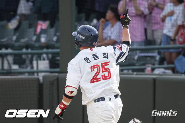 역전 만루 홈런으로 산책 주루 만회하다...오스틴 8회 만루포→손주영 2사 만루 막고 17세이브, LG '엘롯라시코' 8-7 역전승 [부산 리뷰]