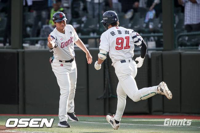 역전 만루 홈런으로 산책 주루 만회하다...오스틴 8회 만루포→손주영 2사 만루 막고 17세이브, LG '엘롯라시코' 8-7 역전승 [부산 리뷰]