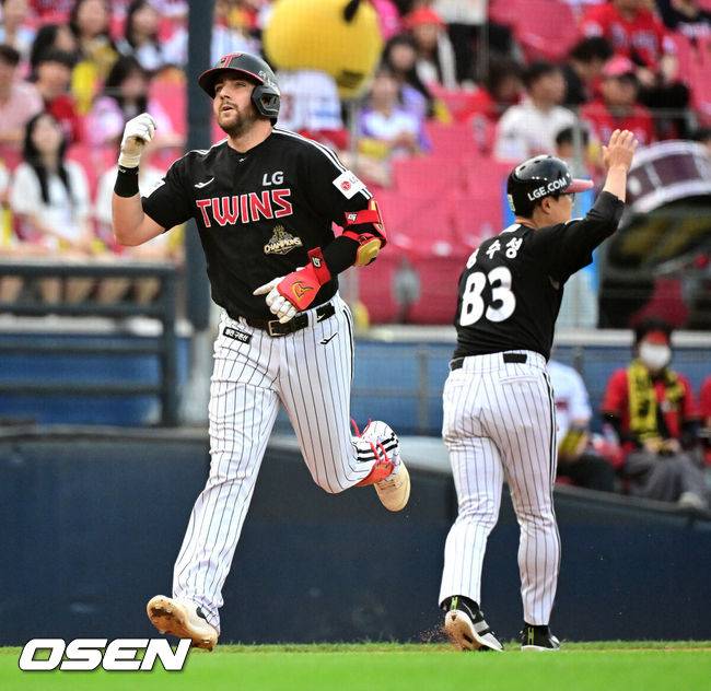 역전 만루 홈런으로 산책 주루 만회하다...오스틴 8회 만루포→손주영 2사 만루 막고 17세이브, LG '엘롯라시코' 8-7 역전승 [부산 리뷰]