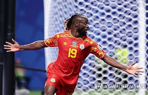 한국 축구 와르르 무너진다, 초초비상 그 자체…콩고민주 연속골 쾅쾅→우즈베크 2-1 리드, 이대로 끝나면 홍명보호 탈락 확정(후반 40분)