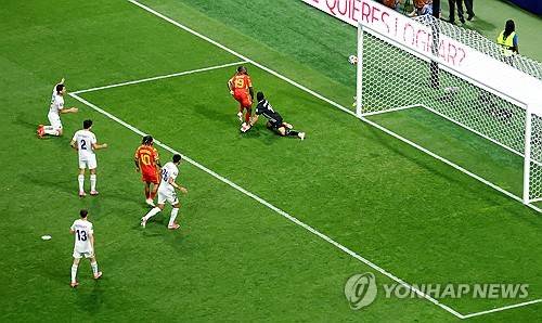 한국 축구 와르르 무너진다, 초초비상 그 자체…콩고민주 연속골 쾅쾅→우즈베크 2-1 리드, 이대로 끝나면 홍명보호 탈락 확정(후반 40분)