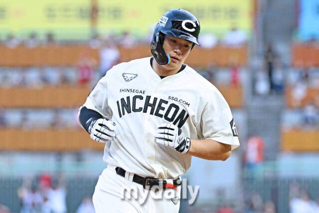 '류현진 9승 또또또 날아갔다' 22억 거포, 이상규 상대 동점 투런포 폭발…8일 만에 시즌 12호포 [MD인천]