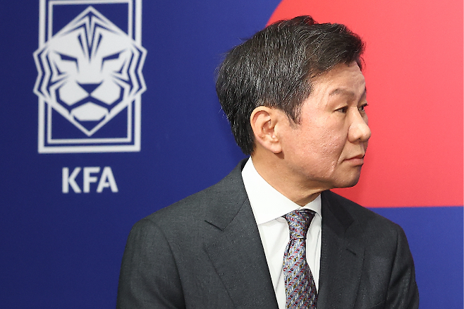 정몽규의 마지막 소임, 홍명보 경질이어야 하는 이유···임명권자들의 책임을 남기는 유일한 길 [이근승의 삐딱선]