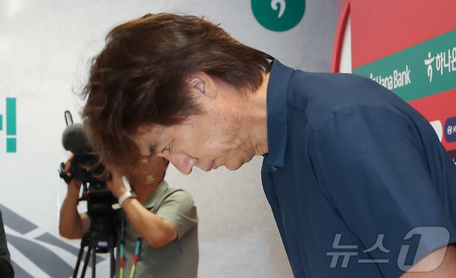고개 숙인 홍명보 감독, 자진 사퇴