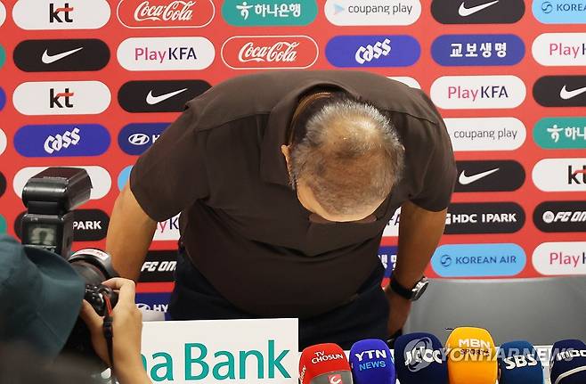 홍명보 감독 자진 사퇴→박항서 단장도 고개 숙여 사과…