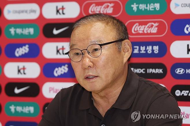 홍명보 감독 자진 사퇴→박항서 단장도 고개 숙여 사과…
