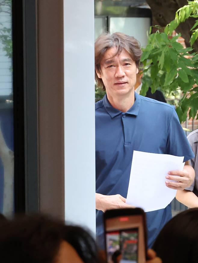 '죄송하다더니 주머니에 손’ 홍명보 감독 사퇴 회견 태도 논란...팬들 분노 폭발