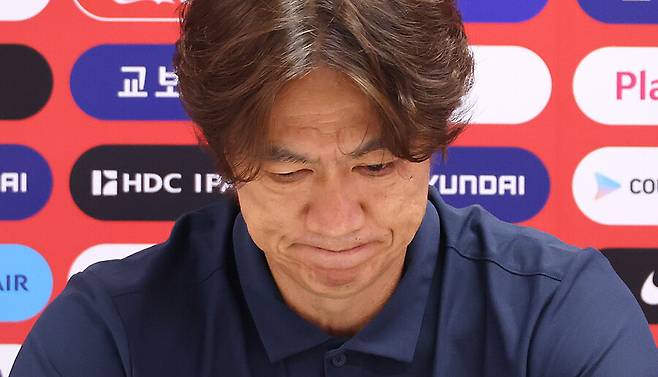 '죄송하다더니 주머니에 손’ 홍명보 감독 사퇴 회견 태도 논란...팬들 분노 폭발