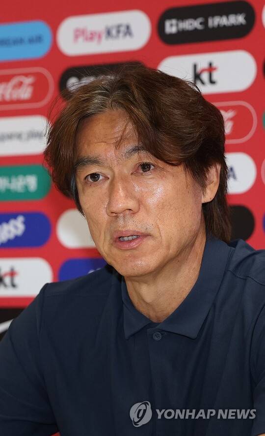 질문 안받아야지… '쫄보축구' 홍명보의 퇴장, 마지막 순간까지 '쫄보'였다