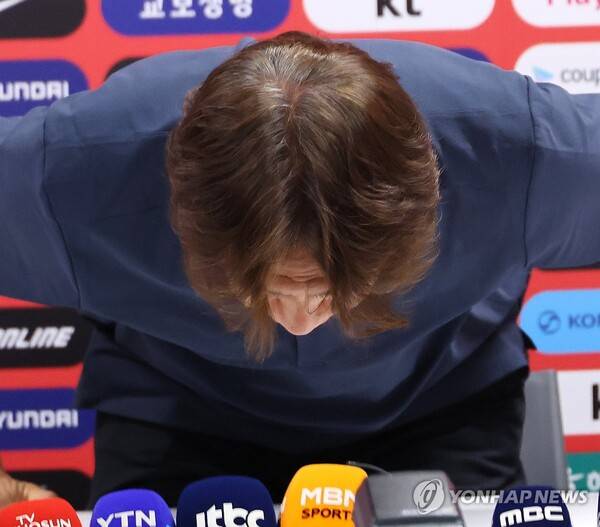질문 안받아야지… '쫄보축구' 홍명보의 퇴장, 마지막 순간까지 '쫄보'였다