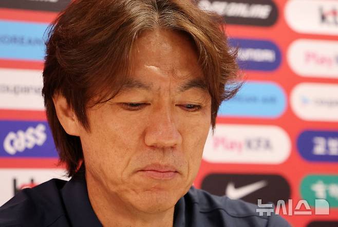 '홍명보 사퇴' 전 세계가 주목