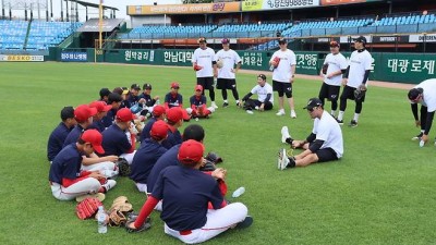 앞장 서준 김강민 선배, 선수단에 감사해 한화, 선수협과 유소년 야구클리닉 진행