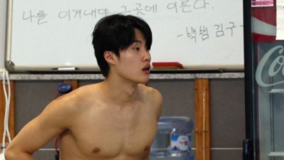 '감독한테 놈이라고?' 국가대표 황선우 말실수에 기자회견장 폭소... 파리 올림픽 '비밀 작전' 준비한다