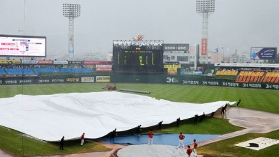 삽시간에 야구장이 물바다로…이게 무슨 일이야, 25일 대전 한화-삼성전 '우천 취소'