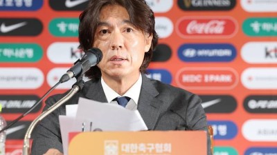 고개 숙인 홍명보 “용서받기 위해서는 내가 韓 축구 발전 이끌어야”