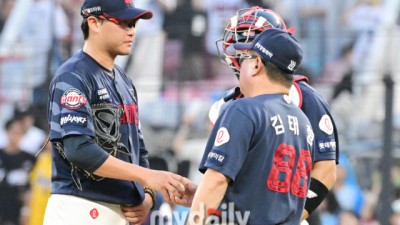 오죽했으면 감독이 마운드 직접 올라 공 뺐고, 선발은 다시 공 가져가고… 감독의 충격 요법 결과는 [곽경훈의 현장]