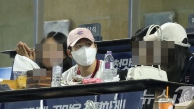 이강인, 2살 연상 '재벌가 딸'과 열애설 야구장·파리서 데이트 포착