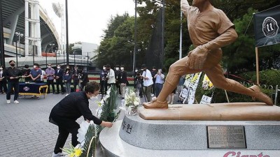 13년 만에 ‘무쇠팔’ 앞에 서는 ‘괴물’ 류현진, 고(故) 최동원 추모식서 헌화