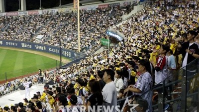 '야구장 비주류' 된 50대 아저씨들... 관중석 한 켠에 '아재 존' 어떨까 [류선규의 비즈볼]