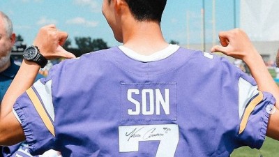 '손흥민 깜짝 변신' NFL 유니폼도 잘 어울리네…헝가리 원정 불참→런던서 '미식축구 레슨'