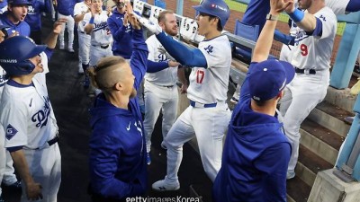 동점 스리런+역전 발판 안타...'슈퍼스타' 본능 보여준 오타니, 다저스 가을야구 첫 승 견인