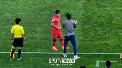 [암만NOW] '이강인에게 지시+2골 차에도 침착' 현장에서 본 홍명보의 모습 어땠나...논란 속에서 2연승 성공