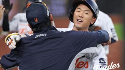 한화 팬들 웃게 한 벼락 홈런, 이게 부활의 신호탄이었나…타율 .136→.458 대반전, 독립리그 신화가 깨어나다