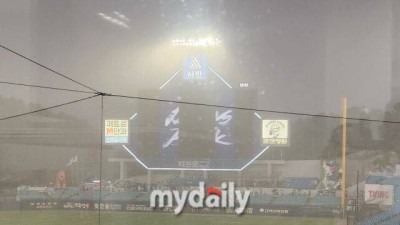 왜 천둥번개 치는데 시작을 하지? 박진만 감독, 경기 개시 결정에 아쉬움 표출…라팍 또 비 예보, 대형 방수포 설치 [MD대구]