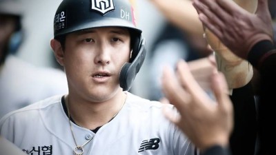 다리 절룩이며 홈 밟은 KT 황재균, 햄스트링 통증으로 교체…“병원 진료 예정” [SD 수원 라이브]