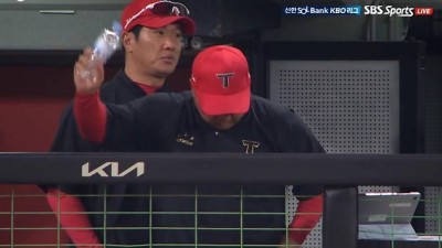 대단히 큰 오판 박찬호의 도루 실패, 이범호 감독은 왜 물병을 던졌을까 [IS 포커스]
