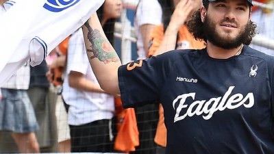 폰세 재계약 하면 구해준댔는데...NC 팬이 토론토 유니폼 선물했다 [창원 현장]