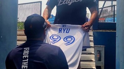 ‘팬심 폭발’ 폰세, 류현진을 멈춰 세웠다 왜? “류(RYU) 사인해줘~!” [SS현장속으로]