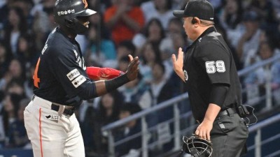 하이파이브 하라고 내민 손이 아닌데, 너무 자연스러운 플로리얼과 주심의 하이파이브 [이석우의 마!]