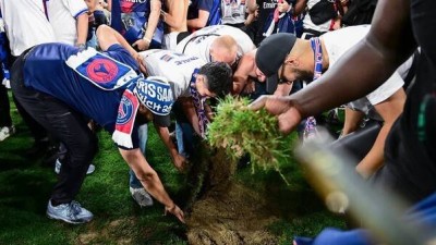 '모내기 사진 아닙니다'...'몰상식한 PSG 팬들', UCL 결전 장소 '쑥대밭 만들었다!' 잔디 뜯기+골망 자르기+골대 뽑기