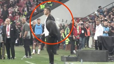 ‘이 상황이 퇴장 맞습니까?’…상대 관중 물병 맞아 항의했는데 ‘경고 2장 연발→퇴장 명령’