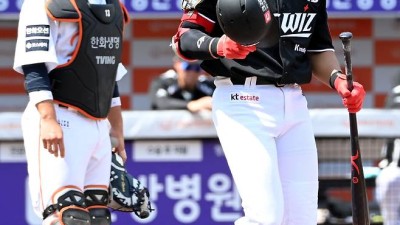 '새 유니폼 모델이었는데' KT 장진혁, 이제서야 대전 신구장 첫 방문...친정팬들 박수 속 90도 인사[대전 현장]