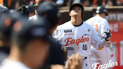 미안하다 KBO 최강 에이스에 사과까지…한화 트레이드 성공작은 홈런으로 빚을 갚았다