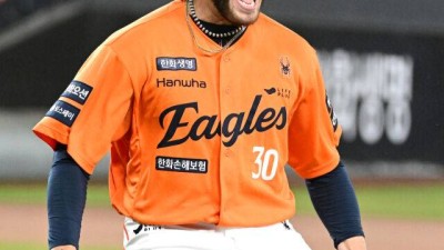 ERA 6점대 투수가 韓에서 3관왕이라니... 폰세 맹활약에 日 열도도 경외심 폭발했다