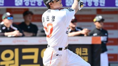 아파도 참았다 교체 거부한 간절함…한화 외야수 트레이드설도 수면 아래로, 이진영이 있잖아